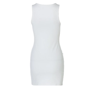 Dettaglio posteriore dell'abito bodycon bianco senza maniche in maglia a costine