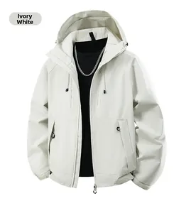 Détail d'une veste à capuche softshell blanc ivoire avec poches zippées et cordons