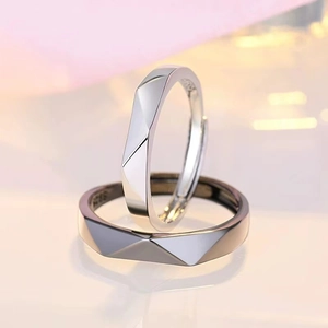 Anelli di coppia in argento S925 con design geometrico sfaccettato e misura regolabile