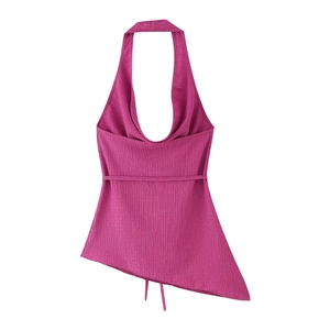 Dettaglio del top allacciato al collo rosa rosso con texture a pieghe e orlo asimmetrico