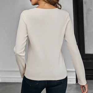 Primer plano de la tela de punto gofrado beige en la espalda de una camiseta de manga larga