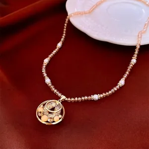 Collier de luxe doré avec disque de zircon et perles sur fond de velours élégant