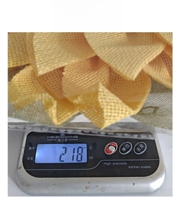 Weight display of 218g for the decorative sunflower wreath on a digital scale