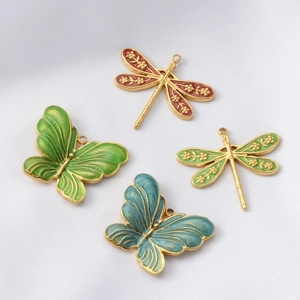 Detail von farbenfrohen Schmetterling- und Libellen-Emaille-Anhängern im Ölgemälde-Stil