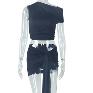 Détail du nœud à la taille et de la silhouette ajustée de cet ensemble noir