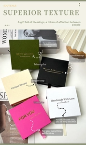 Detalle de cajas de regalo para joyas estilo cajón premium con cintas en cinco colores