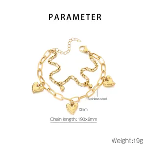 Detail eines goldenen zweischichtigen Armbandes mit strukturierten Herzanhängern und Karabiner