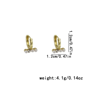 Détail de boucles d'oreilles cœur perle avec dimensions de 1,2 cm et poids de 4,1 g