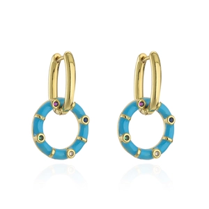 Detalle de pendientes de aro en esmalte azul con piedras de colores y baño de oro 18K