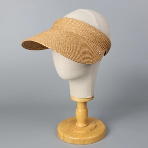 Visera de rafia elegante con ala ancha y hebilla de metal sobre soporte de modelo