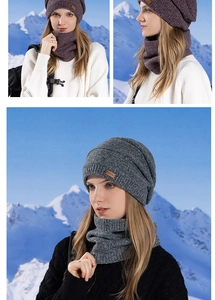 Détails du tricot d'un ensemble bonnet d'hiver violet et gris avec écusson et écharpe
