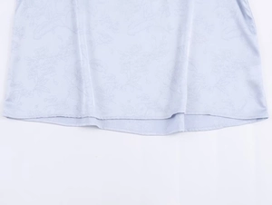 Detaillierte Makroaufnahme von hellblauem Satinstoff mit floraler Jacquard-Struktur