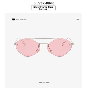 Detailansicht der silbernen Metallfassung und der rosa Gläser mit Diamantschliff der Brille