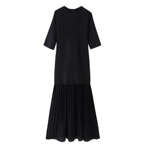 Robe en tricot à manches courtes et col rond avec ourlet plissé en noir élégant