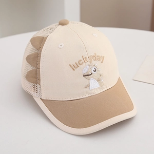Détail de la broderie dinosaure et du filet respirant sur une casquette pour enfant
