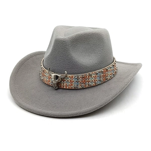 Nahaufnahme grauer Western-Cowboyhut mit Webband und silbernem Stierkopf-Dekor