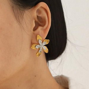 Boucles d'oreilles fleurs bicolores en acier inoxydable doré et argenté portées