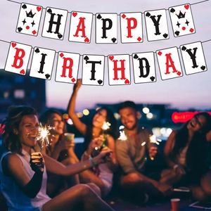 Gros plan d'une banderole Happy Birthday thème poker lors d'une fête avec des cierges