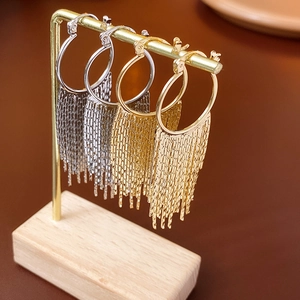 Vue détaillée des créoles plaquées or et argent avec de longues franges en chaîne