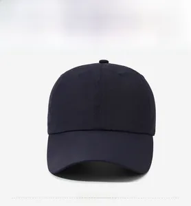 Vista frontale di un berretto da baseball blu scuro ad asciugatura rapida con visiera curva
