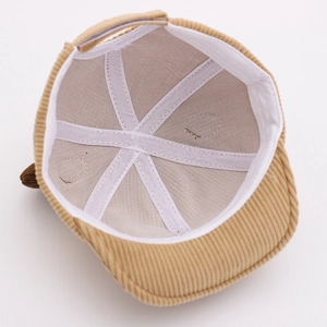 Détail intérieur du bonnet en velours pour bébé montrant la doublure et les coutures renforcées