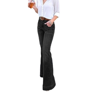 Schwarze Damen-Schlagjeans mit hoher Taille, kombiniert mit Ledergürtel und weißer Bluse