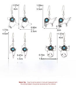 Vue détaillée des boucles d'oreilles style western rétro avec dimensions et perles bleues