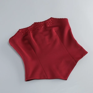 Détail du haut bustier bordeaux avec paillettes carrées et finition en satin