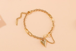 Détail du bracelet pendentif cœur doré avec fermoir mousqueton et chaîne réglable