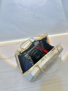 Pochette de soirée dorée ornée de perles et strass avec un intérieur spacieux chic