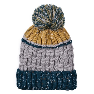 Gros plan sur la maille torsadée épaisse et le pompon coloré du bonnet d'hiver