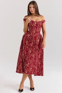 Détails de la dentelle florale rouge sur une robe mi-longue à épaules dénudées