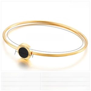 Détail du bracelet en acier doré avec disque en résine gravé et spécifications de taille