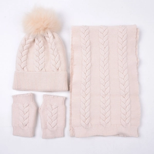 Ensemble trois pièces en maille torsadée avec bonnet à pompon, écharpe et gants beige