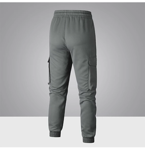 Dettaglio dei pantaloni jogger grigi da uomo con vita elastica e tasche laterali cargo
