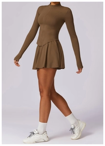 Détail d'un ensemble de sport marron anti-UV avec haut manches longues et jupe plissée