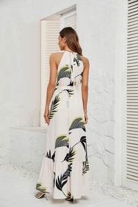Vue détaillée du dos d'une robe dos nu sans manches avec imprimé de feuilles
