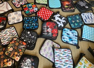 Dettaglio di presine resistenti al calore con varie stampe digitali multicolori