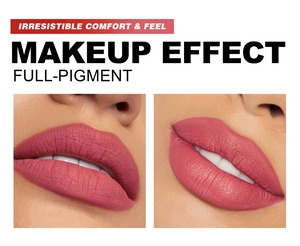 Dettaglio del trucco con rossetto liquido opaco che mostra labbra rosa ben pigmentate.