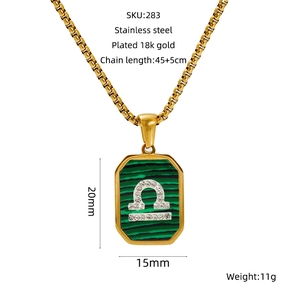 Détail du collier Balance en acier plaqué or 18 carats avec incrustation de malachite
