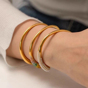 Ensemble de joncs dorés élégants avec zircons colorés et perles pour femmes
