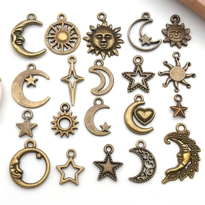 Dettaglio di ciondoli in bronzo antico a forma di sole, luna e stelle per gioielli fai-da-te