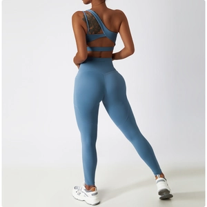 Vue arrière d'un ensemble de yoga bleu brume avec brassière asymétrique et legging taille haute