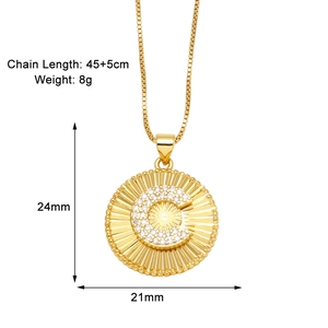 Dettaglio del ciondolo lettera C dimensioni 24x21mm con cristalli e catena dorata da 45cm