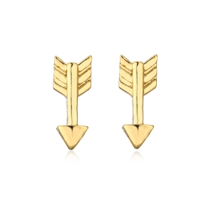 Detalle de pendientes de flecha bañados en oro de 18K con textura de plumas