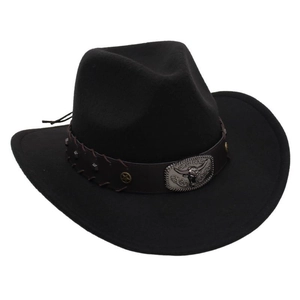 Detail eines schwarzen Western-Cowboyhuts mit Lederband und gravierter Metall-Bullenkopf-Schnalle
