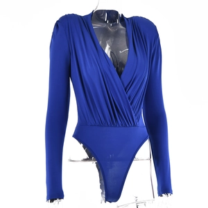 Detail eines königsblauen Bodysuits mit tiefem V-Ausschnitt und elegantem Faltenwurf
