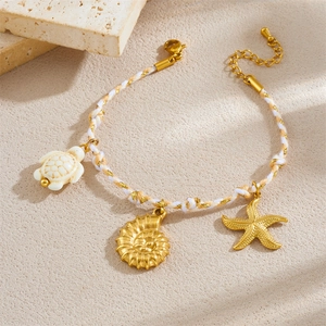 Bracelet tressé marin avec breloques dorées en forme de tortue, coquillage et étoile de mer