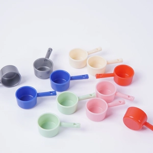 Miniatures de louches de cuisine en plastique colorées pour accessoires de maison de poupée