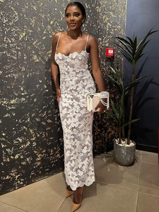 Abito lungo elegante in pizzo floreale bianco con spalline sottili e vestibilità slim